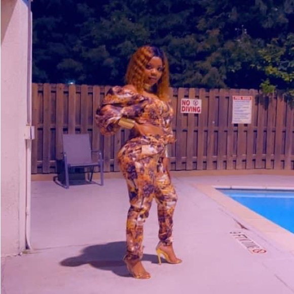 Two piece - Picture 8 of 8